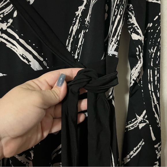Lane Bryant Black and White Wrap Dress Size 14/16 stretch long sleeve tie front - Picture 5 of 6